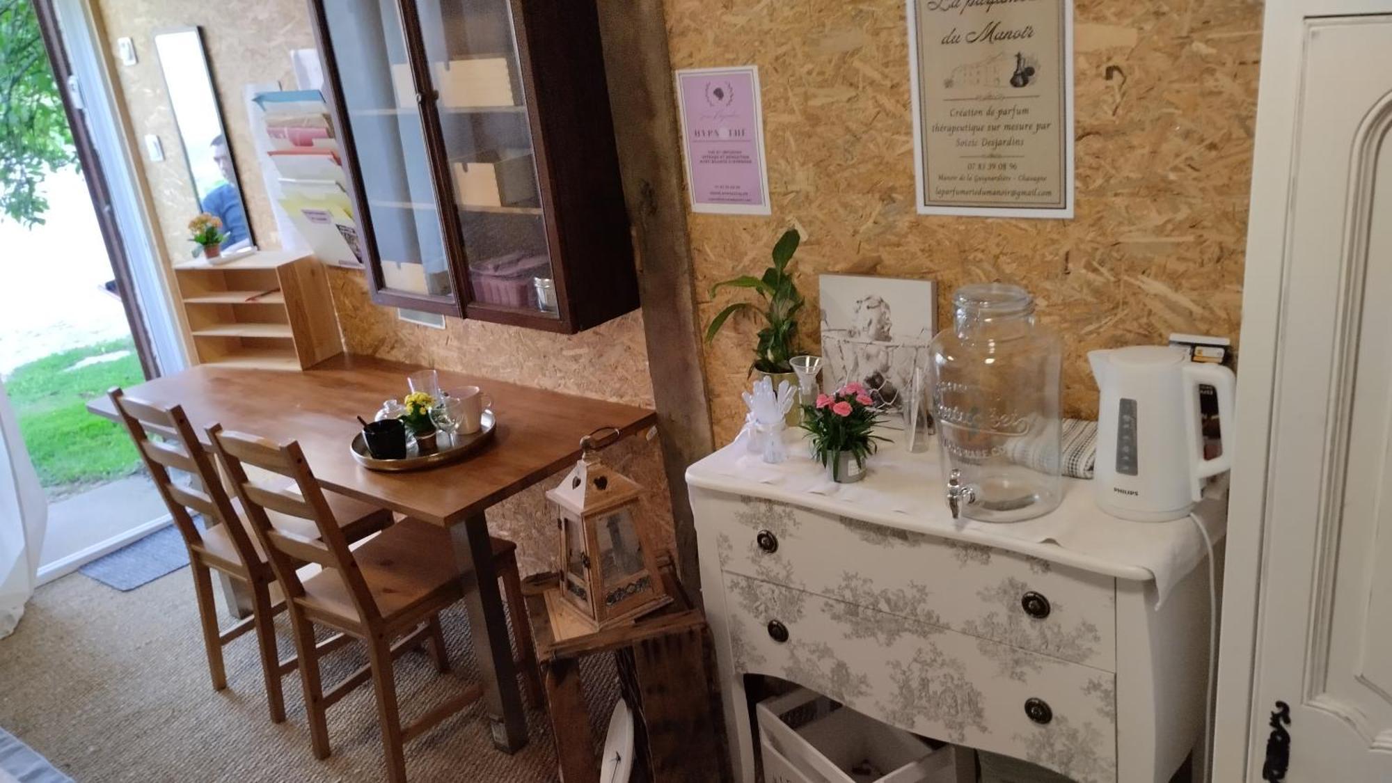 Le Laboratoire Shabby Chic De La Parfumerie Du Manoir Chavagne Exterior photo